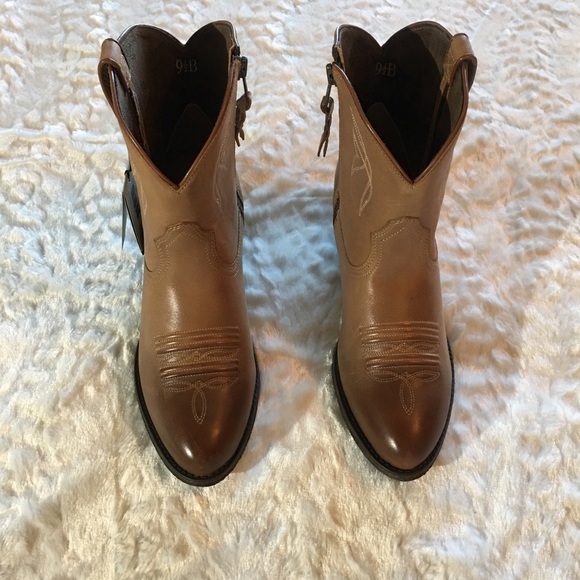 Ariat Shoes - NWT! Sz 9.5 ARIAT tan leather bootie